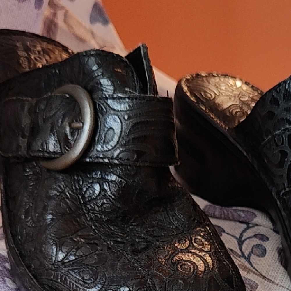 Elegant Black Embossed Women's Clogs